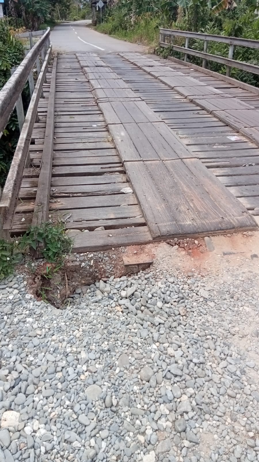 Lubang di Jembatan Banin Putussibau Selatan  Mengkhawatirkan 