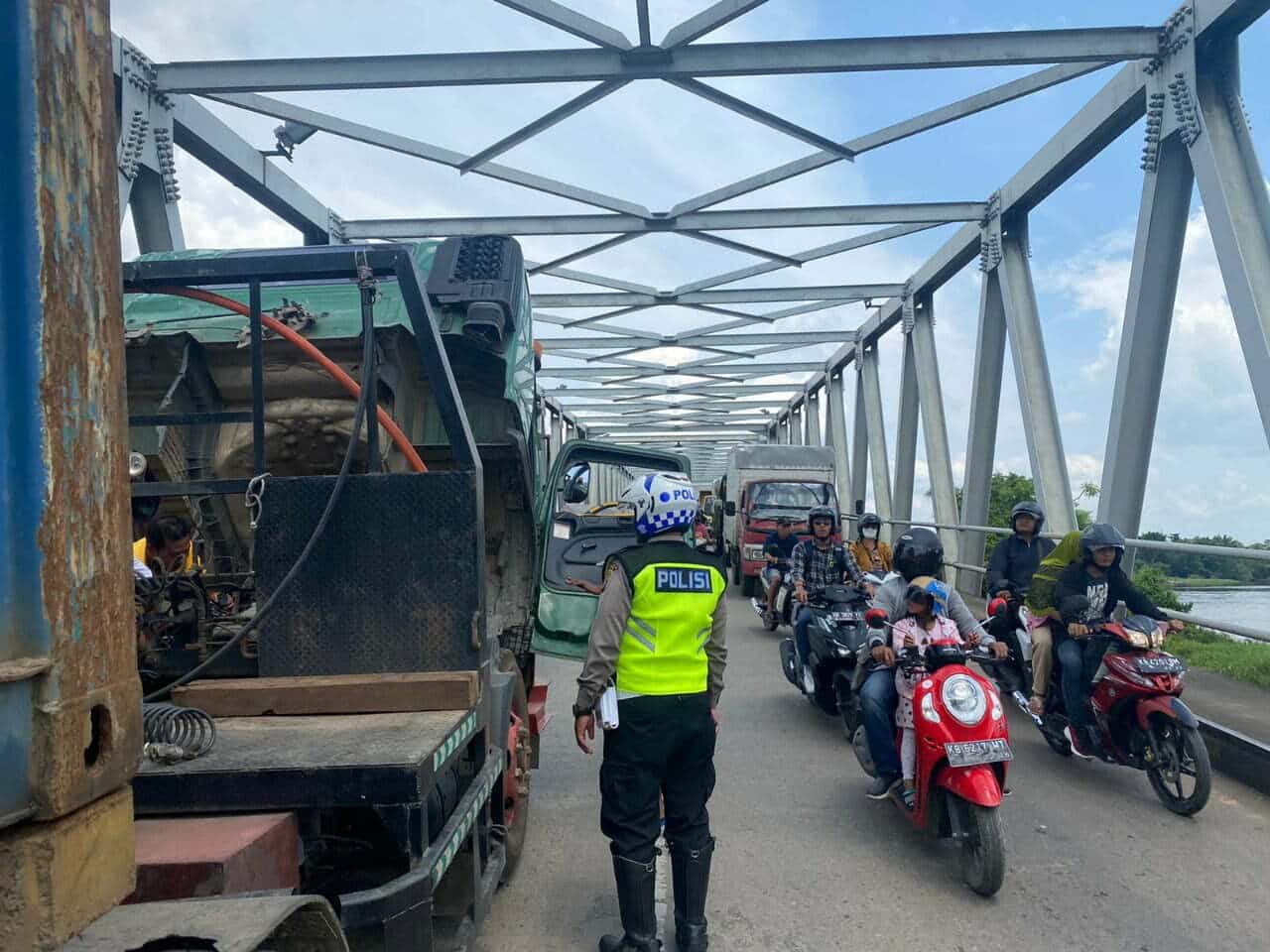 Mobil Kontainer Mogok di Atas Jembatan Kapuas II Bikin Macet, Ini Penyebabnya