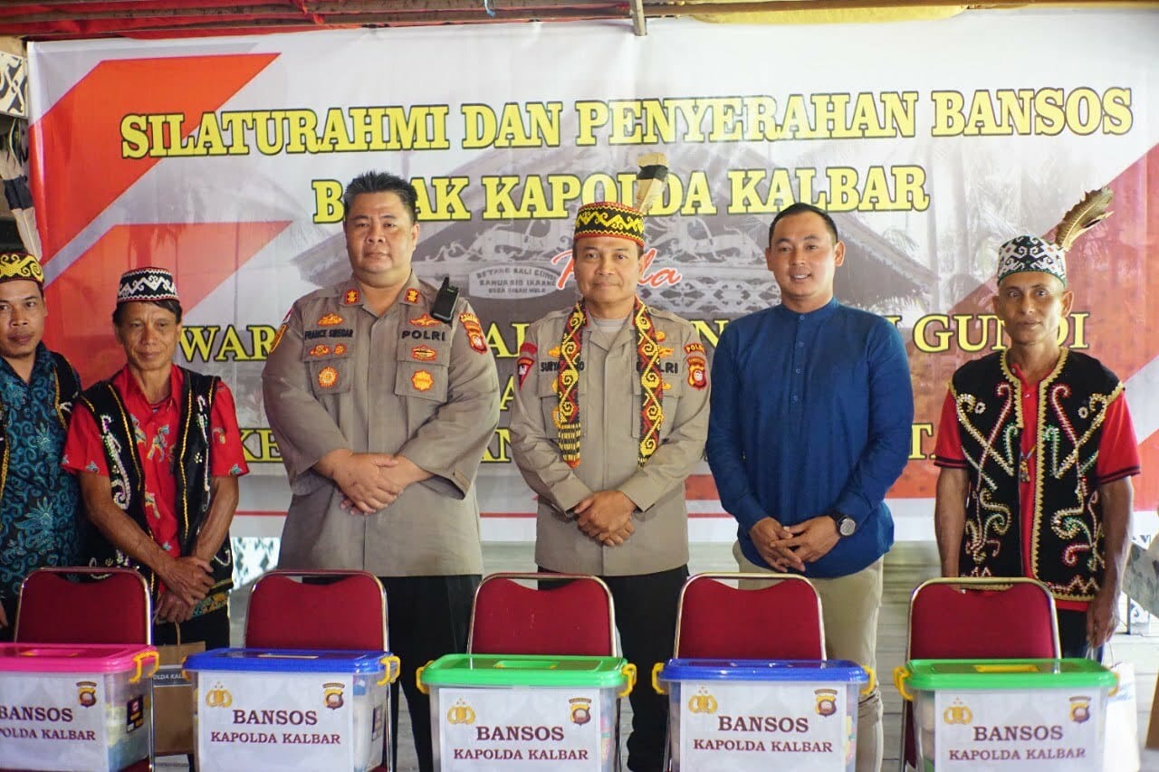 Kunjungi Warga Rumah Betang Bali Gundi, Kapolda Kalbar Silaturahmi dan Serahkan Bansos