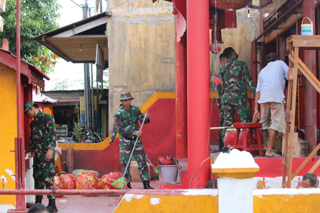Jelang Tahun Baru Imlek dan Cap Go Meh, Prajurit Yonif RK 644 Walet Sakti Karya Bakti di Pekong Fuk Tet Chi