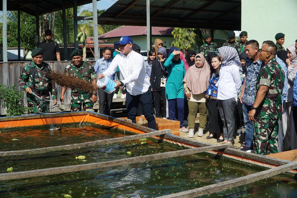 Jaga Ketahanan Pangan, Danyonif RK 644 Walet Sakti dan Wabup Kapuas Hulu Lepas Bibit Ikan Lele