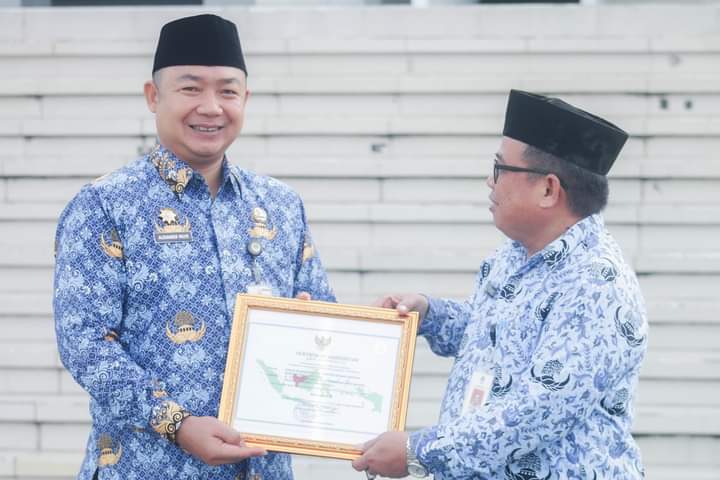 Sekda Ketapang Serahkan Mobil Ambulance dan Piagam Hasil Penilaian Kebersihan ASN