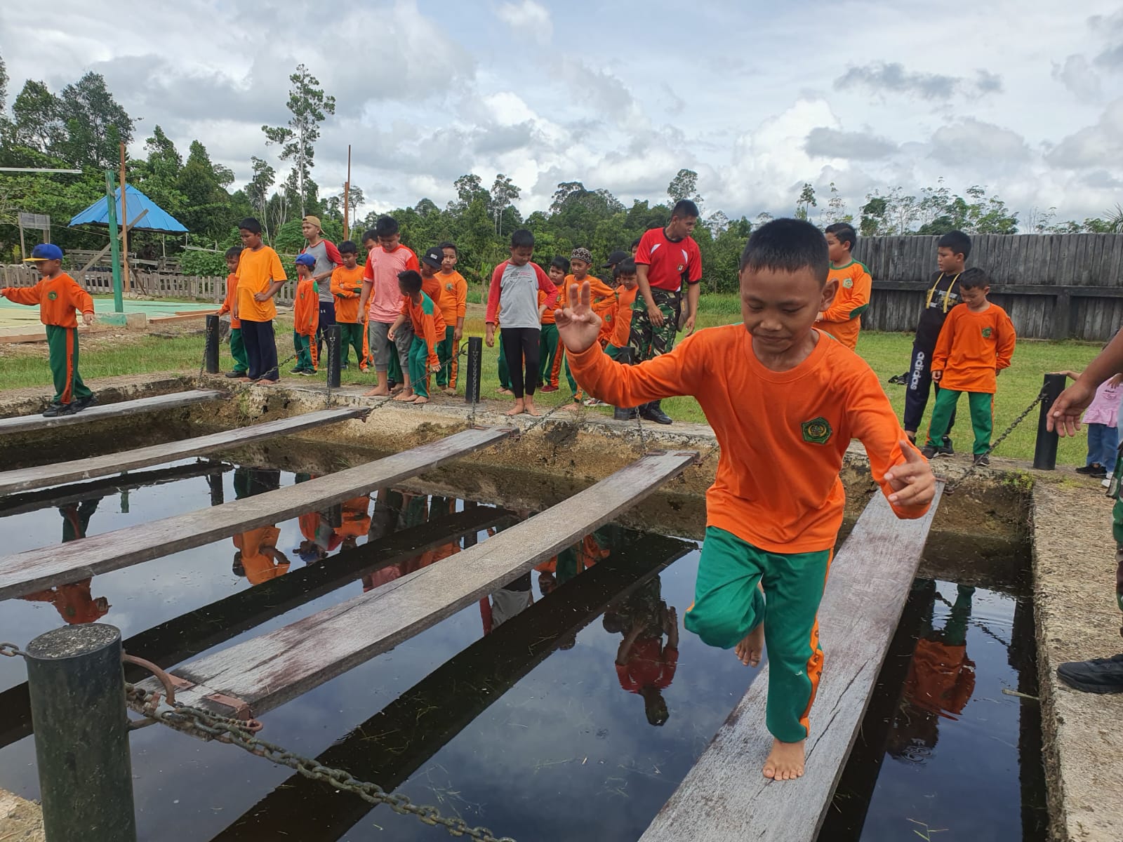 Ratusan Pelajar SDIT Insan Mulia Putussibau Ikuti Kegiatan Outbound di Mako Yonif RK 644 Walet Sakti