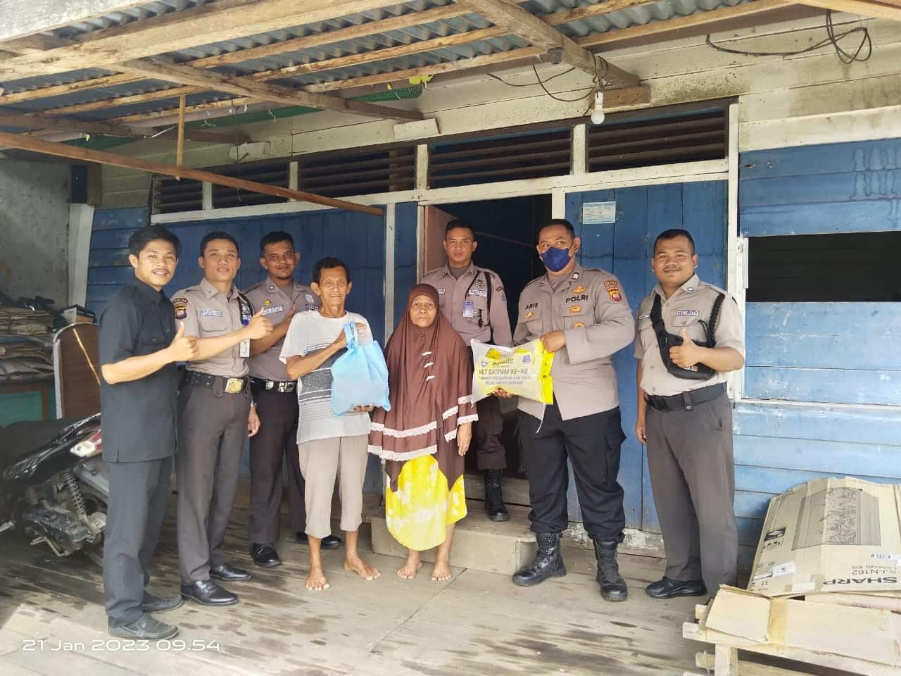 Peringatan HUT ke-42, Satpam bersama Satbinmas Polres Kapuas Hulu Gelar Baksos