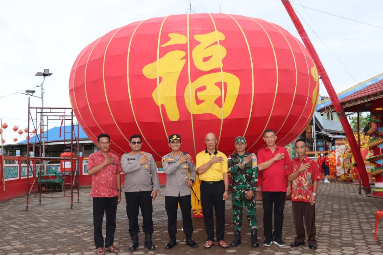 Kapolres Kubu Raya Pantau Situasi Kamtibmas di Klenteng dengan Lampu Lampion Terbesar di Indonesia
