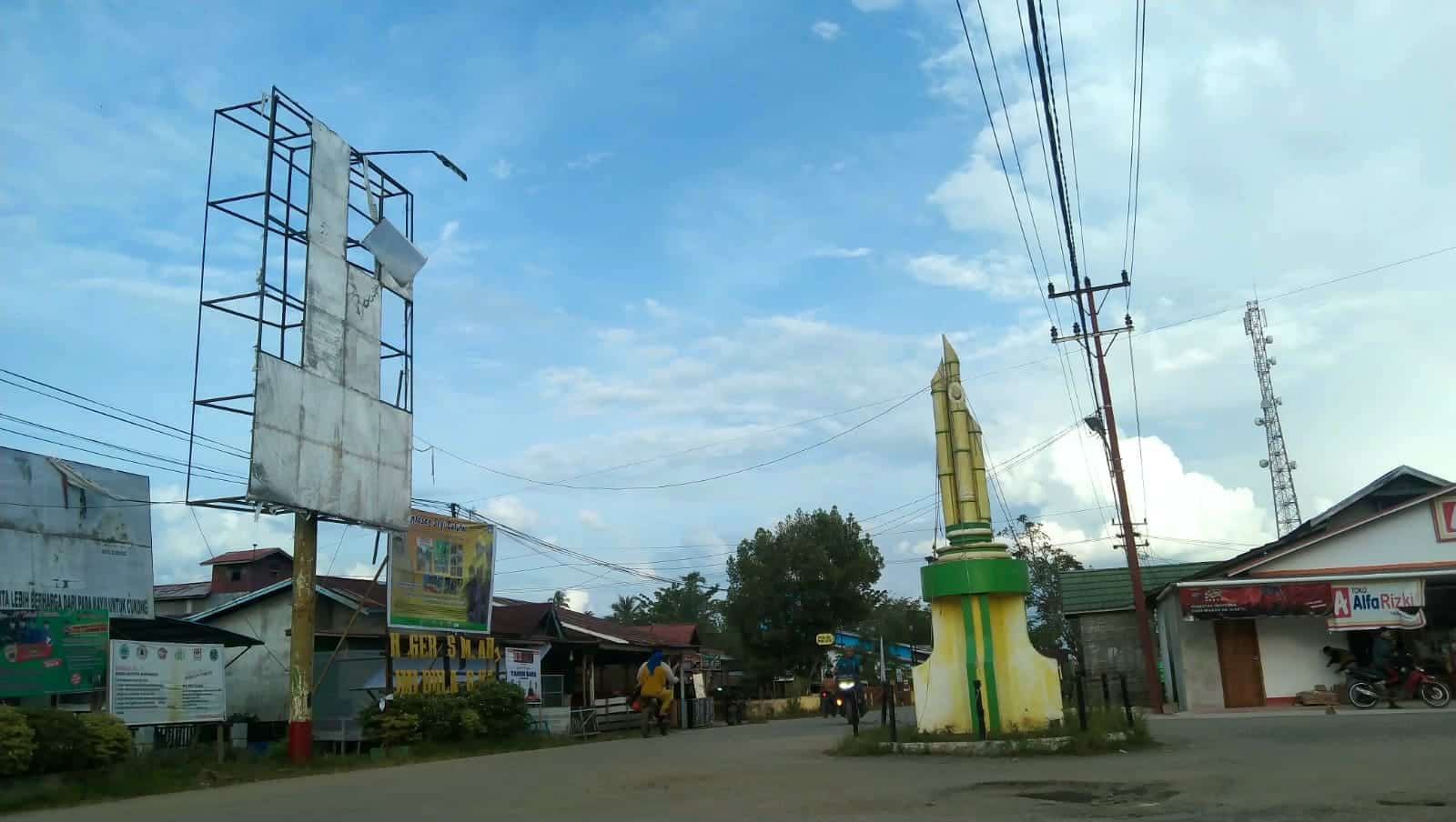 Tak Terawat, Papan Reklame di Teluk Melano Bahayakan Pengguna Jalan