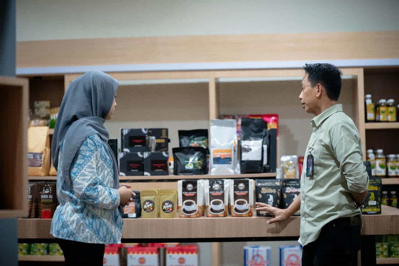 Kopi Aranio Binaan PLN Peduli Jadi Buah Tangan Favorit Turis di Bandara Syamsudin Noor