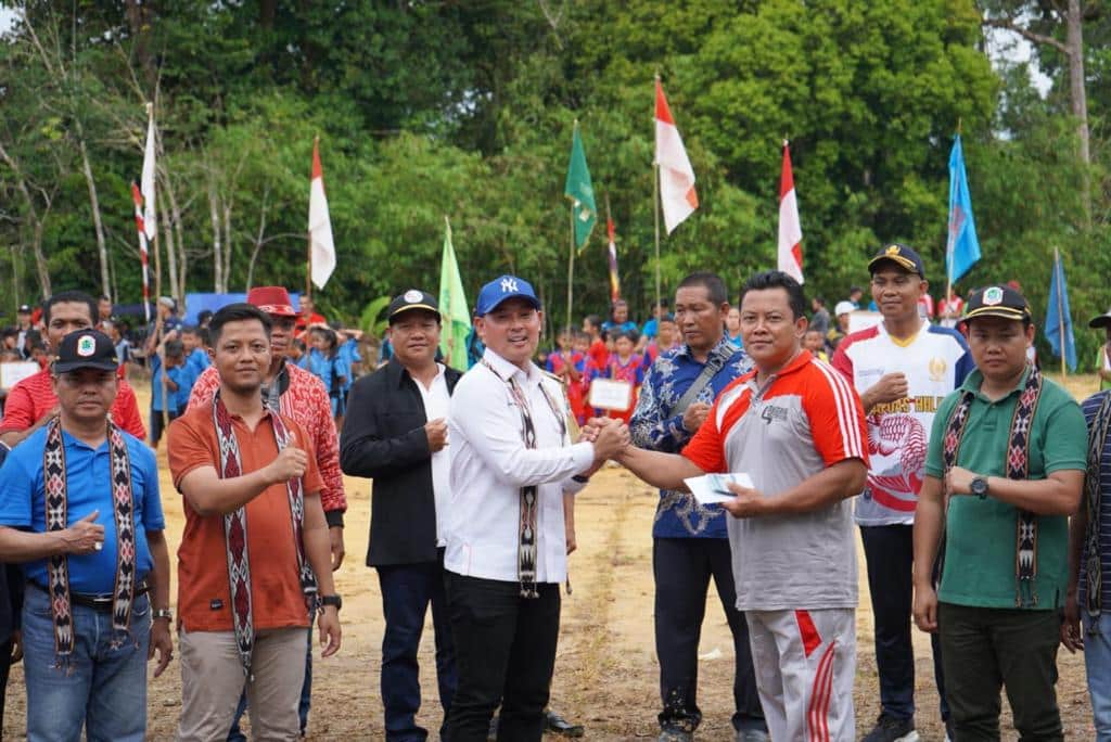 Wakil Bupati Kapuas Hulu Buka Porseni Tingkat SD dan SMP se-Kecamatan Silat Hulu