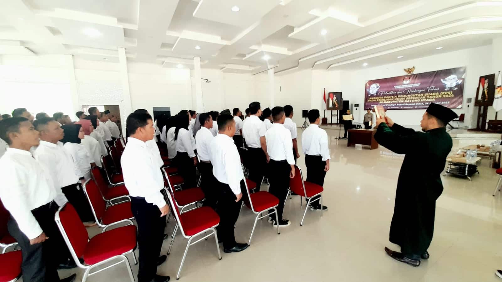 KPU Kayong Utara Lantik 129 Anggota PPS, Siap Sukseskan Pemilu Serentak 2024