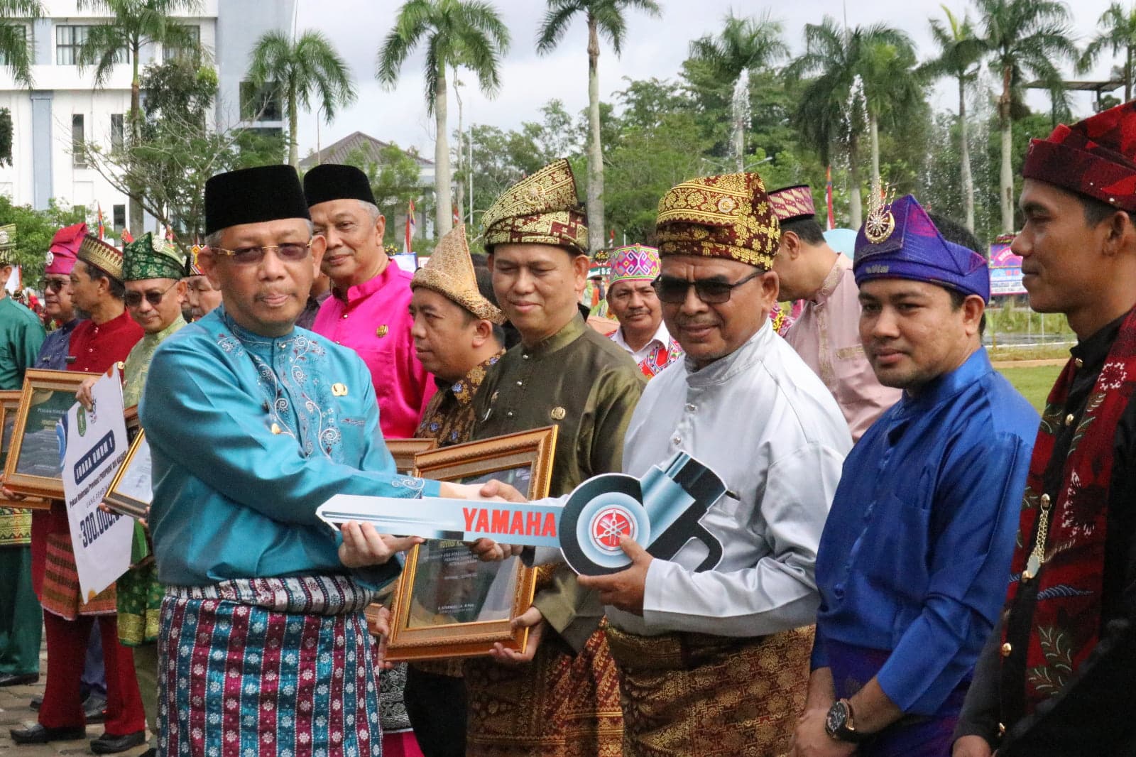 Senangnya Para Kades Mandiri Terima Sepeda Motor dari Gubernur Kalbar