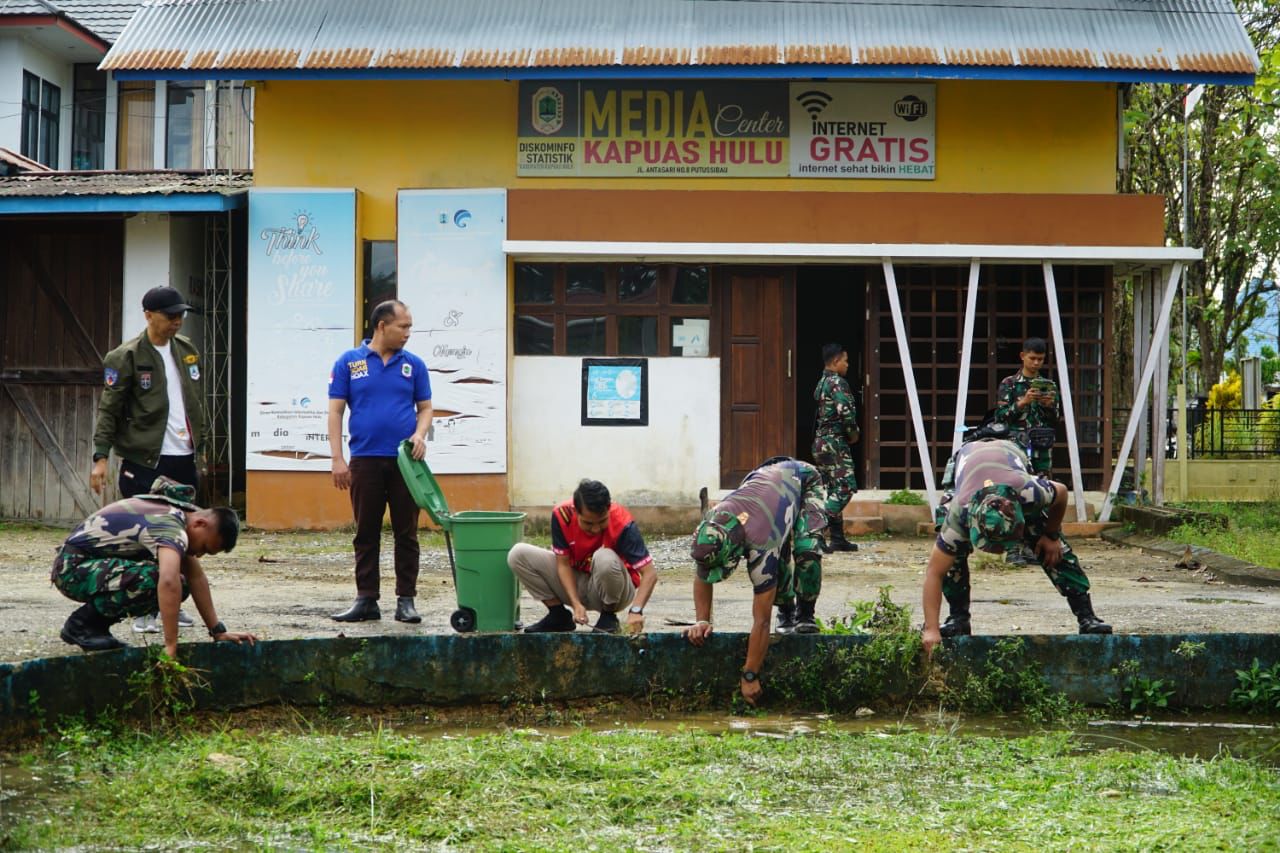 Sinergitas Antar Instansi, Yonif RK Walet Sakti dan Diskominfotik Kapuas Hulu Gotong Royong Bersihkan Lingkungan