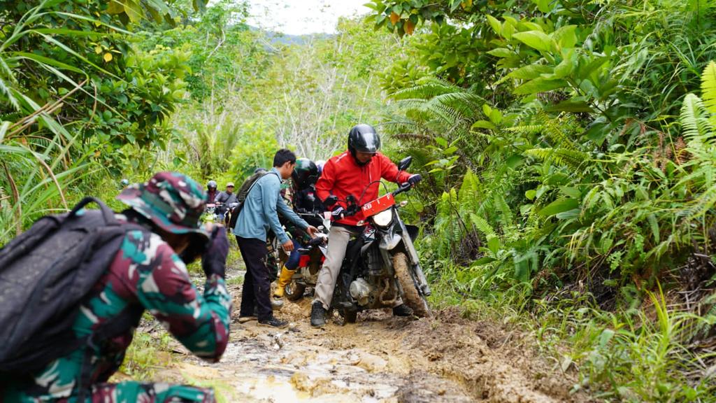 Menembus Hutan Belantara, Bupati Kapuas Hulu bersama Dandim Putussibau Tinjau Lokasi Program TMMD di Kecamatan Mentebah