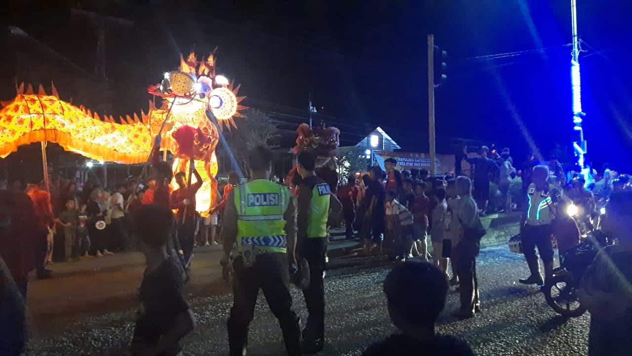Personel Gabungan Polres Kapuas Hulu Laksanakan Pengamanan Pawai Lampion Cap Go Meh 2023