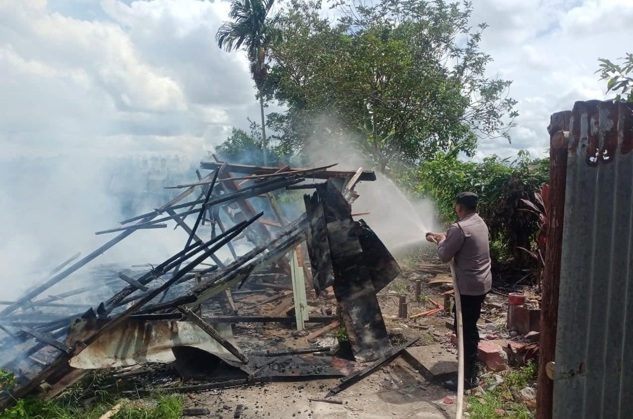 Bikin Penasaran, Rumah Kosong di Desa Parit Baru Terbakar Sendiri, Polisi Turun Selidiki