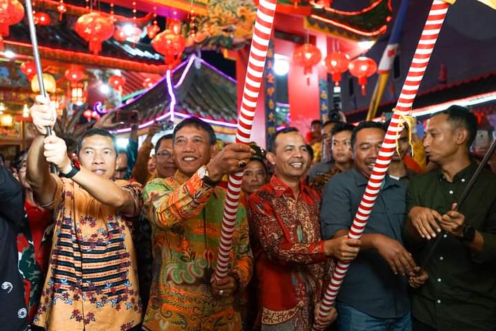 Semaraknya Malam Puncak Cap Go Meh 2574 di Ketapang, Wabup Farhan Lepas Pawai Keliling Kota