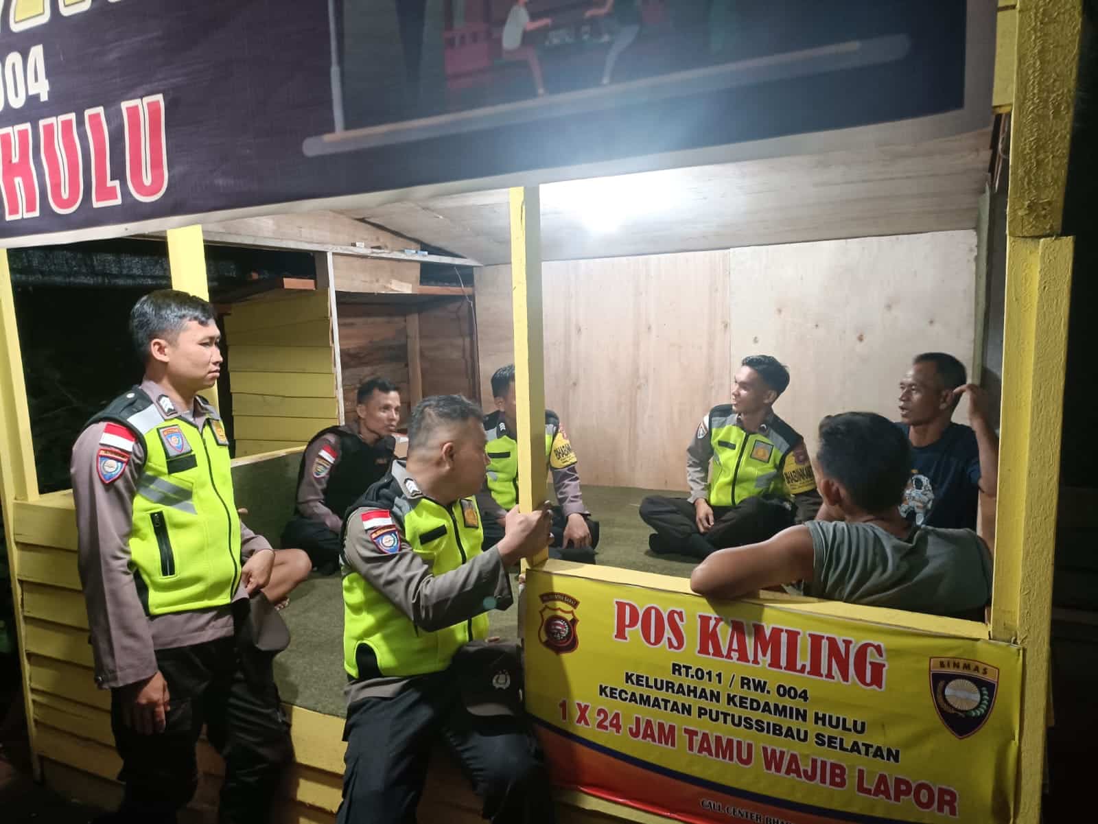 Sambangi Pos Kamling Kedamin Hulu, Ini Pesan Bhabinkamtibmas Polsek Putussibau Selatan