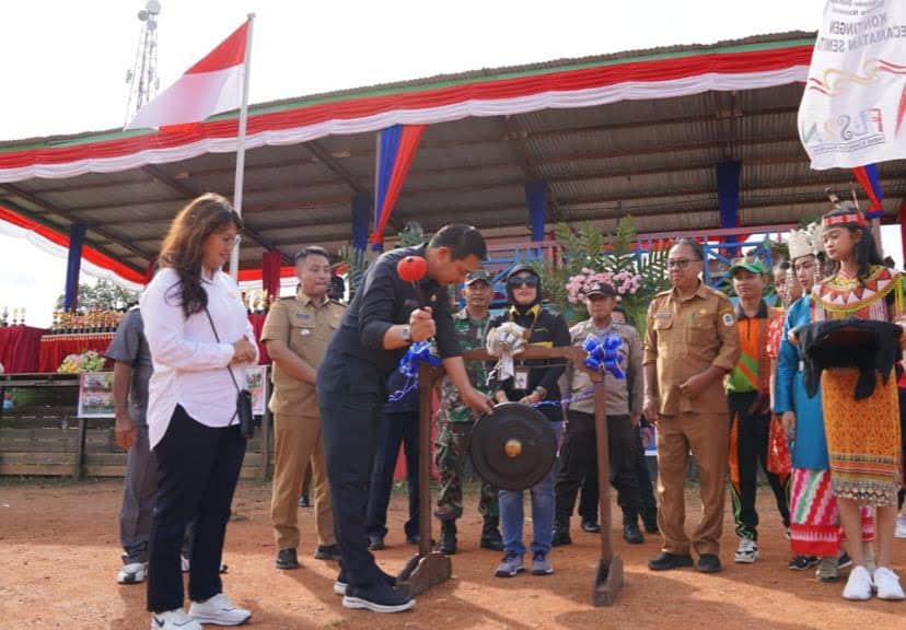 Bupati Kapuas Hulu Buka Porseni Kecamatan Semitau