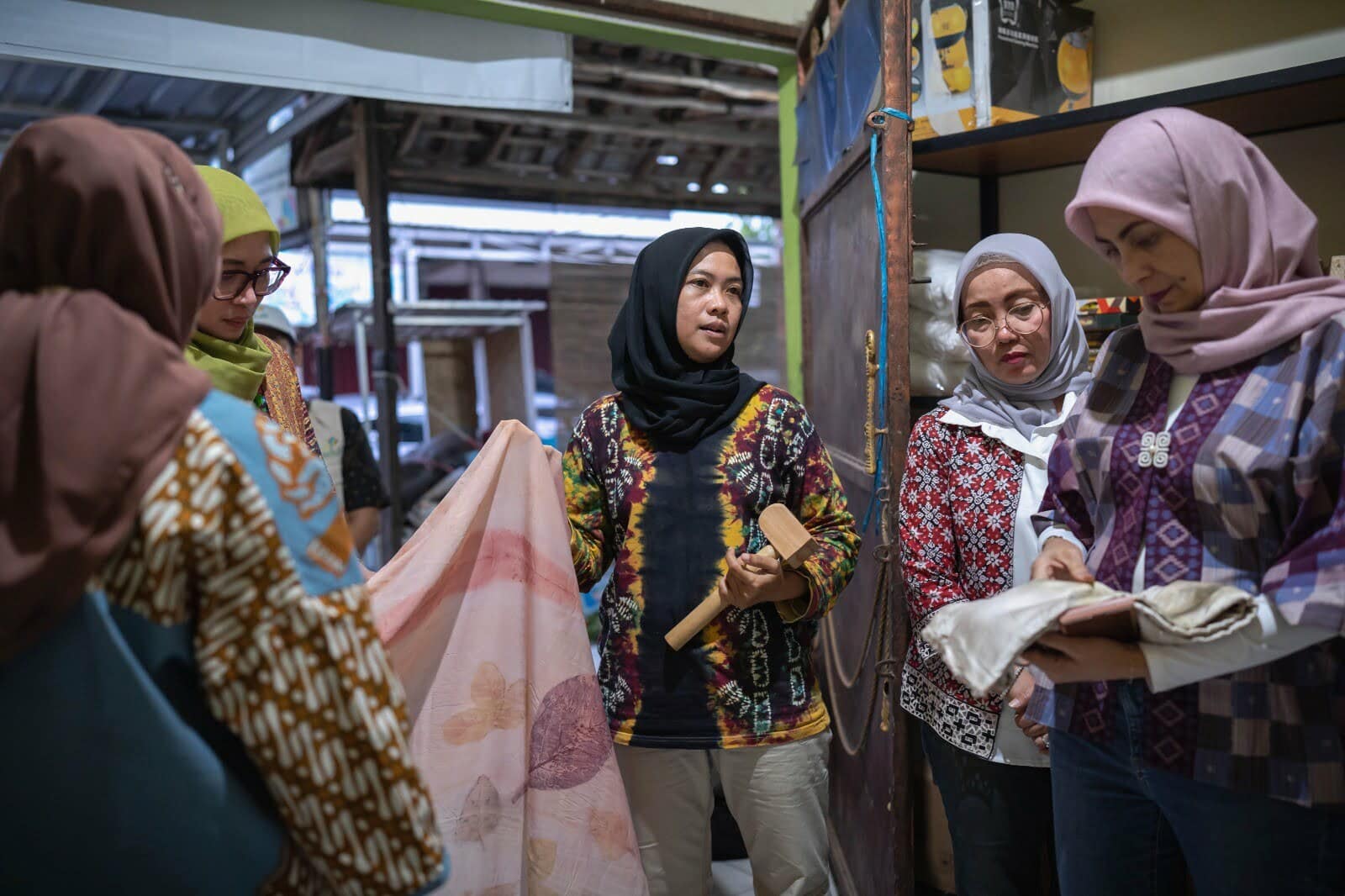 Srikandi PLN Dukung Pemberdayaan Perempuan Disabilitas melalui UMKM Teras Ecoprint