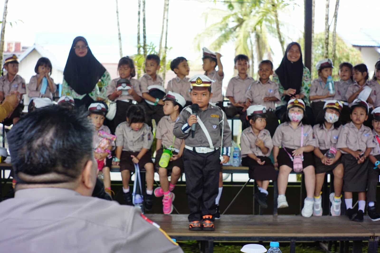 Polisi Sahabat Anak, TK Kemala Bhayangkari 09 Putussibau Kunjungi Polres Kapuas Hulu