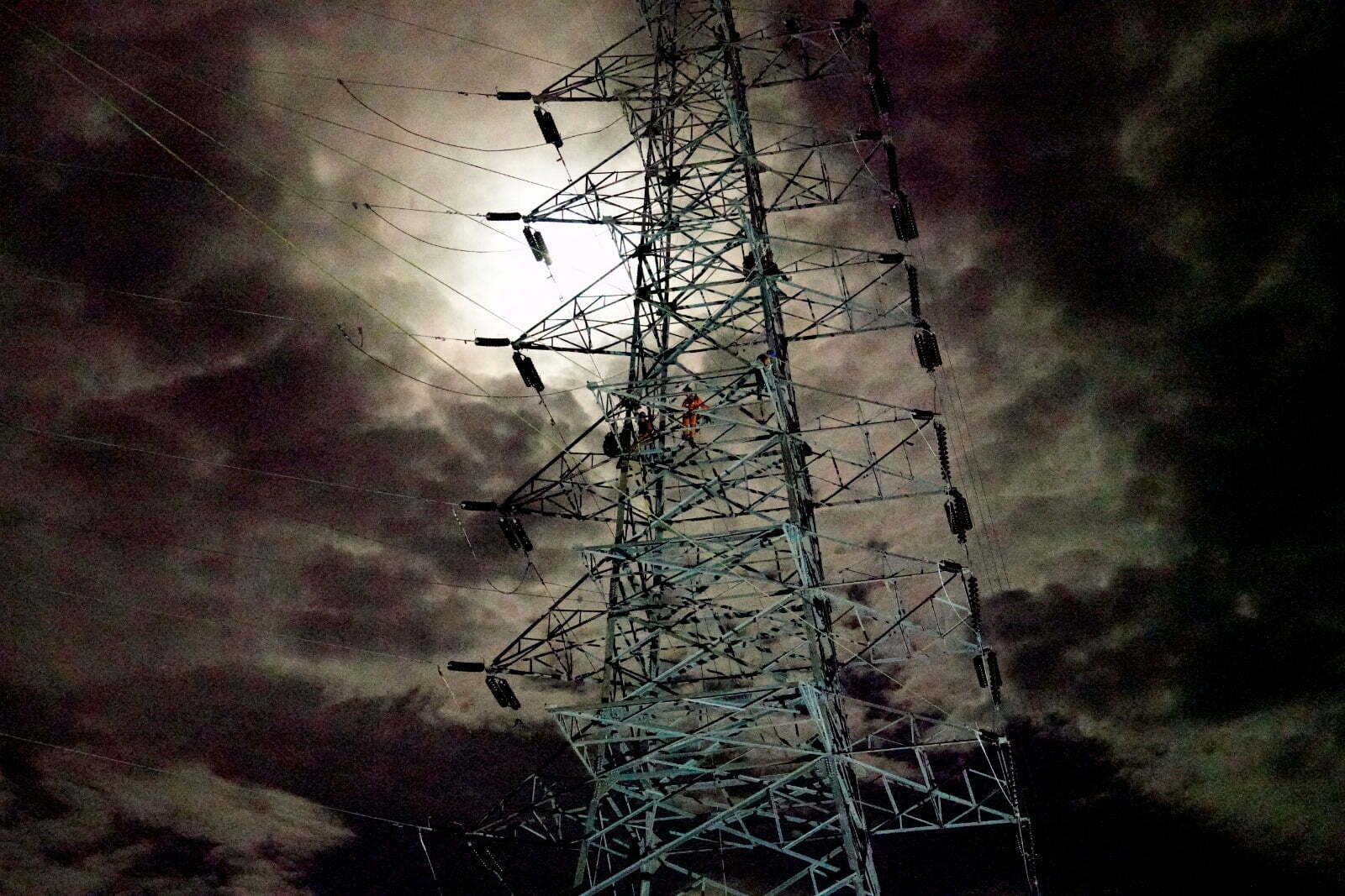 Tak Kenal Lelah, Petugas PLN Atasi Gangguan Transmisi di Singkawang Hingga Dini Hari