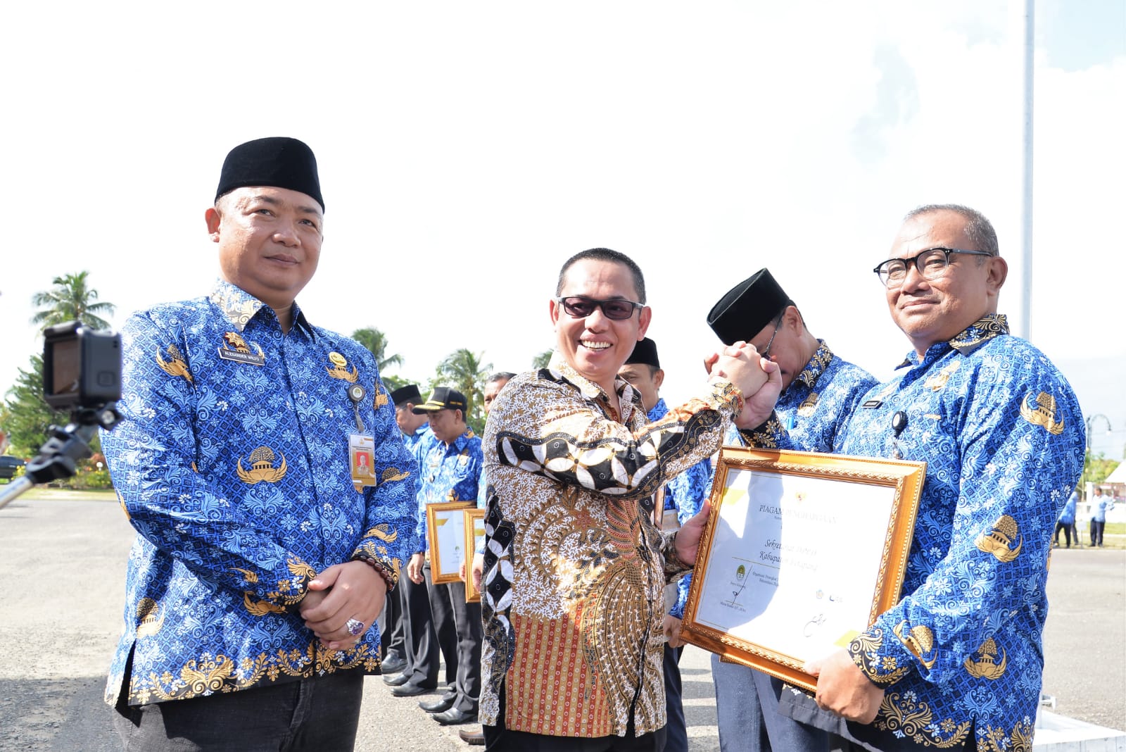 Apresiasi Pengelolaan Pajak, KPP Pratama Ketapang Berikan Penghargaan