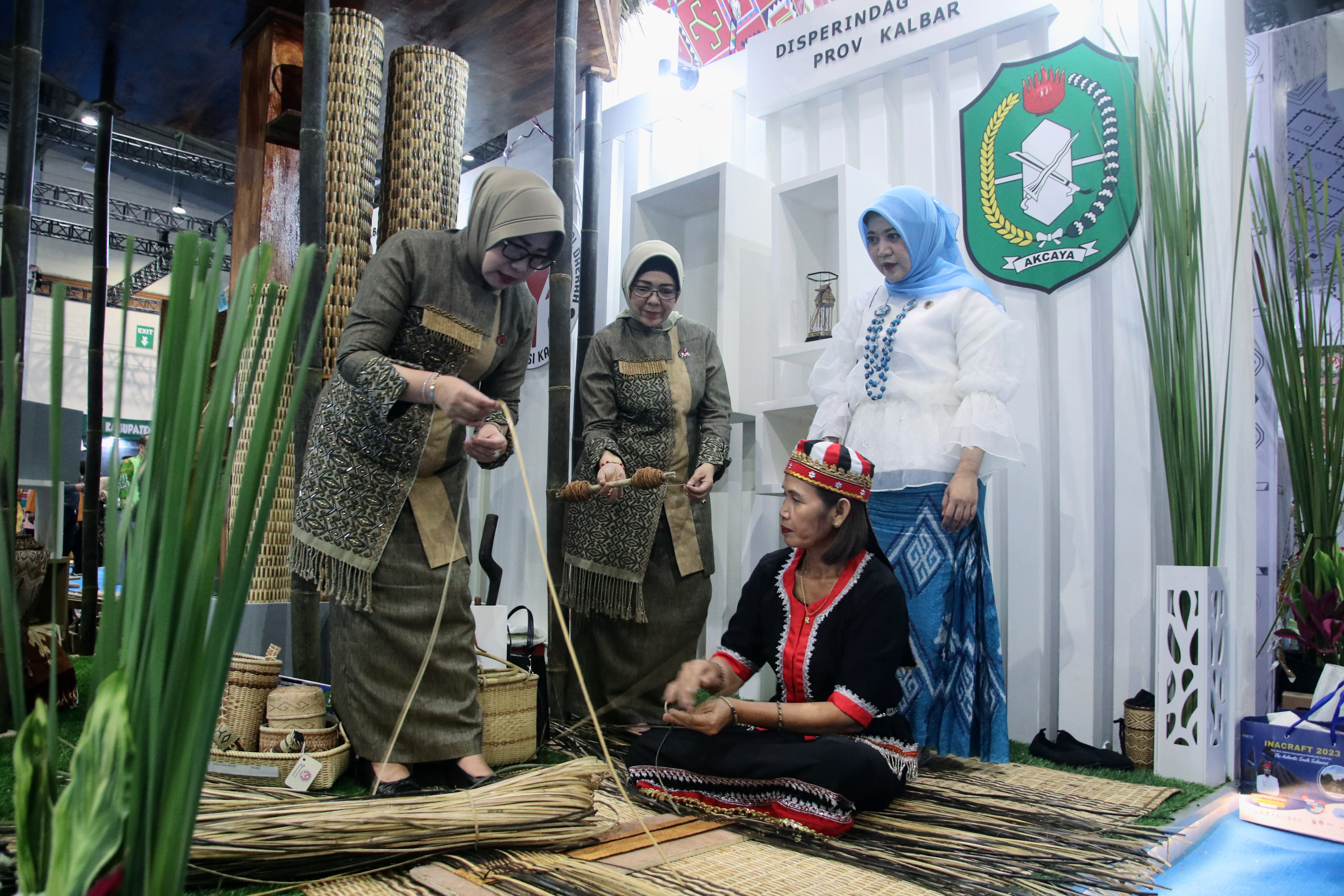 Dekranasda Kalbar Pamerkan Berbagai Kerajinan Khas di INACRAFT 2023