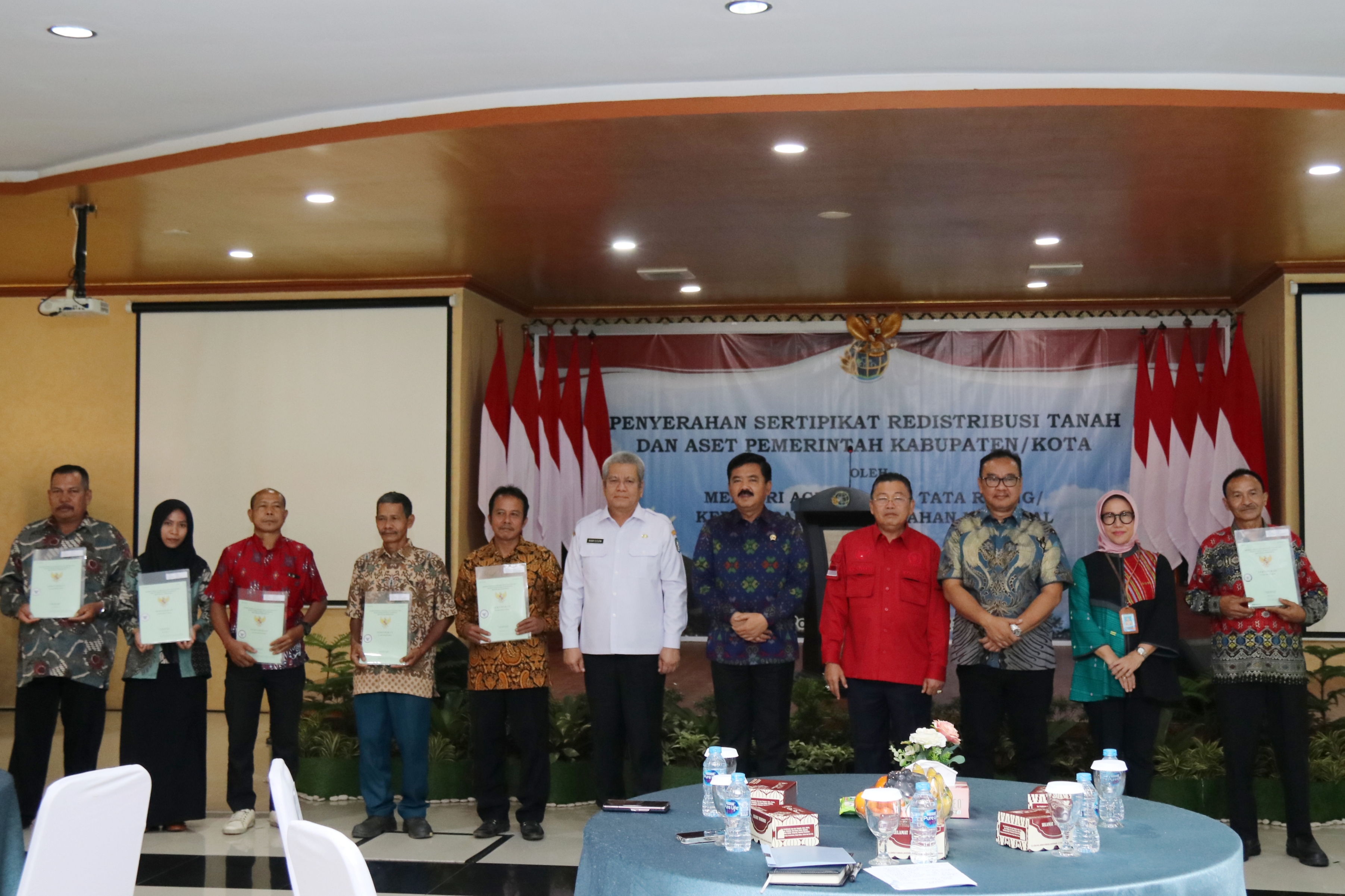 Menteri ATR/BPN Serahkan Sertifikat Hak Milik Redistribusi Tanah dan Aset Pemerintah Kabupaten Kota di Kalbar