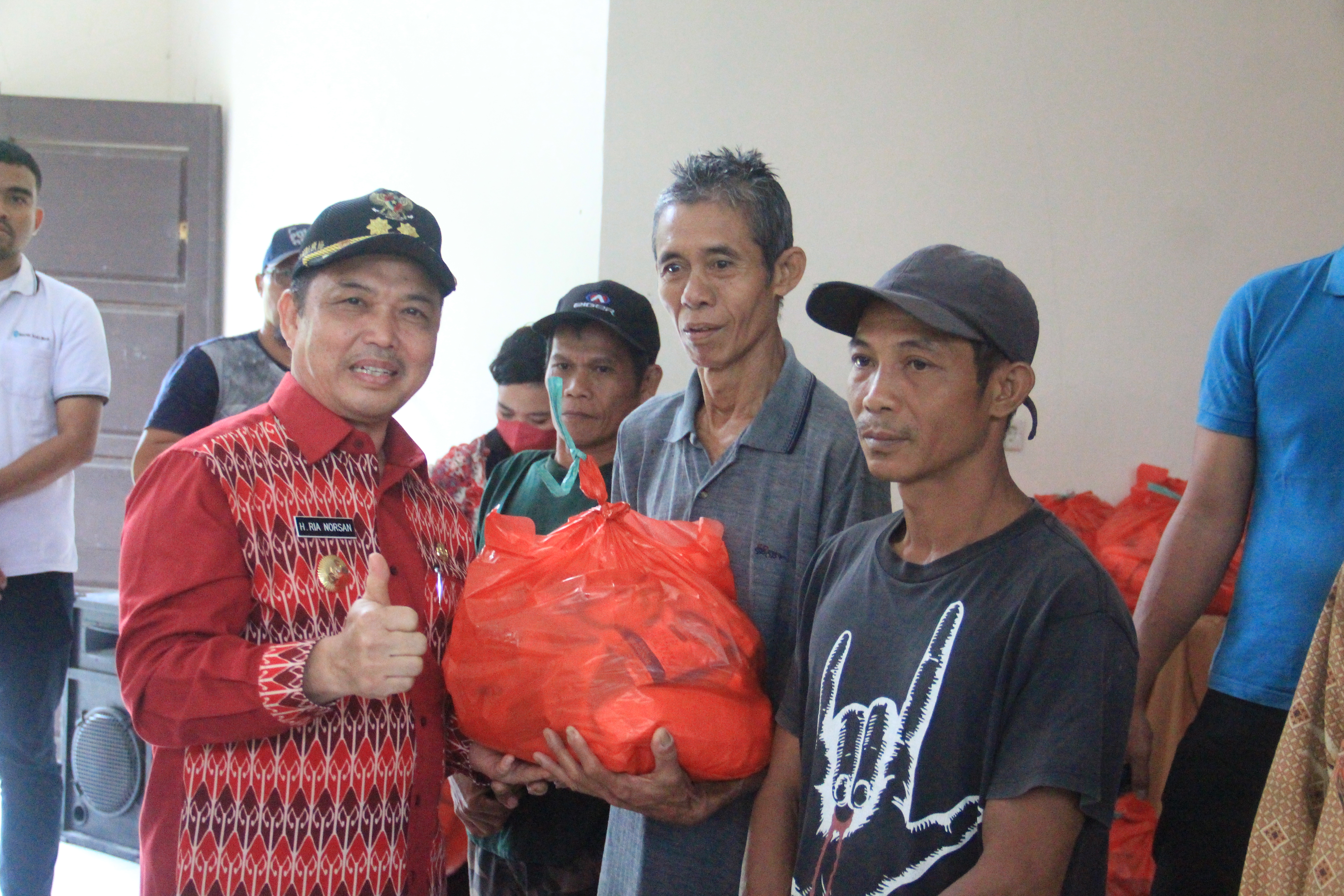 Wagub Kalbar Serahkan 1000 Paket Bansos ke Korban Terdampak Banjir Bengkayang