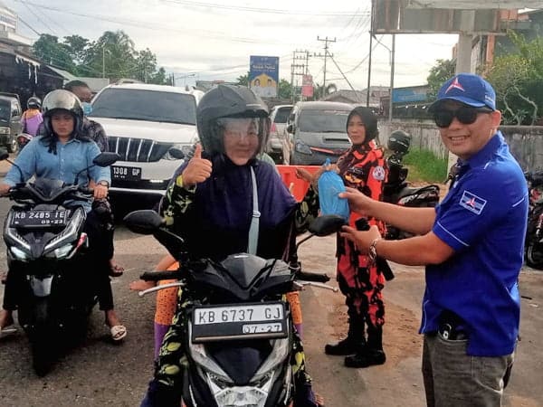 Jalin Silaturahmi dengan Masyarakat, Kader Demokrat Ketapang Turun ke Jalan Bagikan Ratusan Paket Takjil Gratis