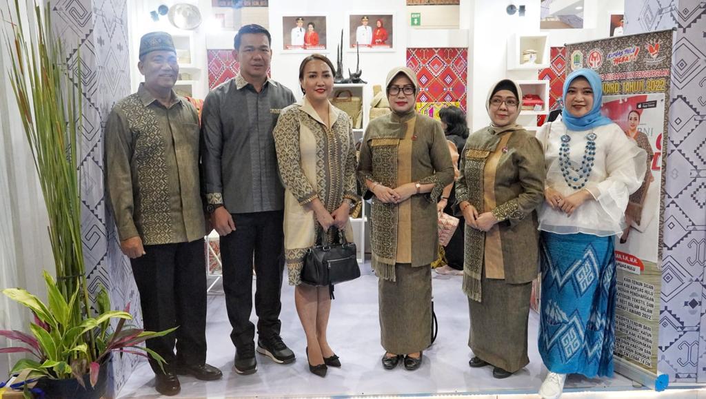 Bupati bersama Ketua Dekranasda Kapuas Hulu Hadiri Pameran Produk Kerajinan Terbesar di Asia Tenggara