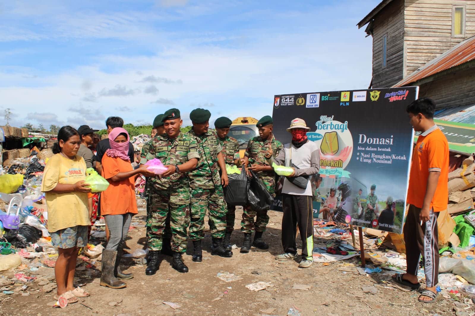 Prajurit Yonif RK 644/Wls Bagikan Puluhan Paket Nasi Bungkus kepada Masyarakat