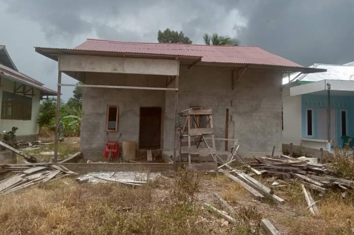 Babinsa Teluk Batang dan Warga Gotong Royong Bangun Pos Koramil