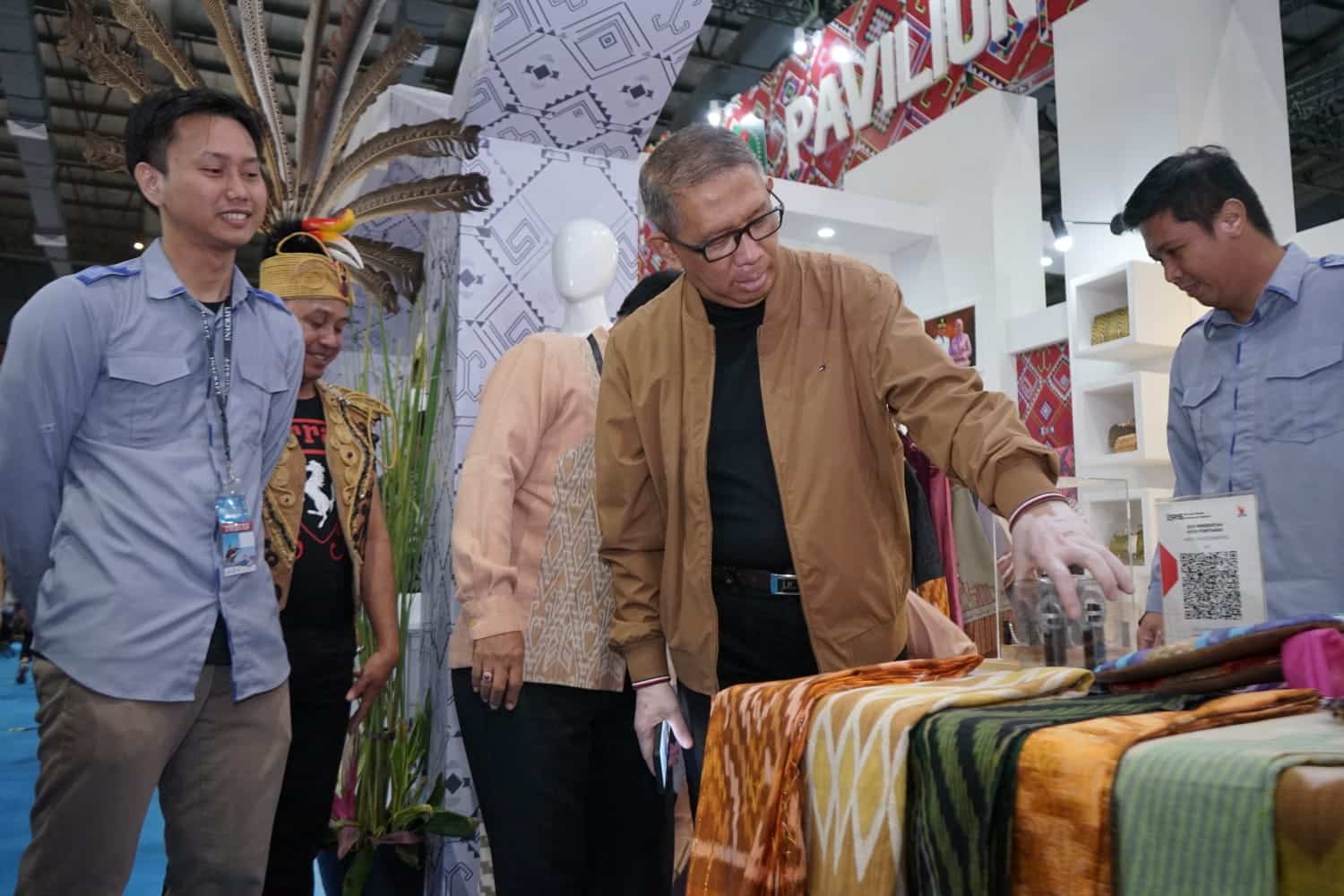Kain Tenun Pontianak Ludes di INACRAFT 2023, Sutarmidji: Evaluasi Seluruh Produk yang Jadi Unggulan
