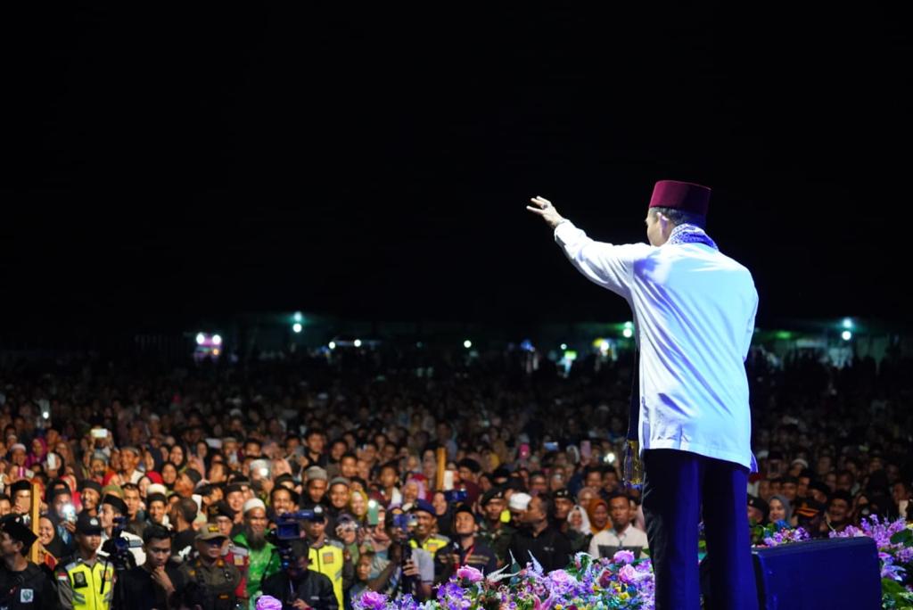 Walau Sempat Diguyur Hujan, Puluhan Ribu Masyarakat Kapuas Hulu Tetap Khusyuk Ikuti Tabligh Akbar bersama UAS