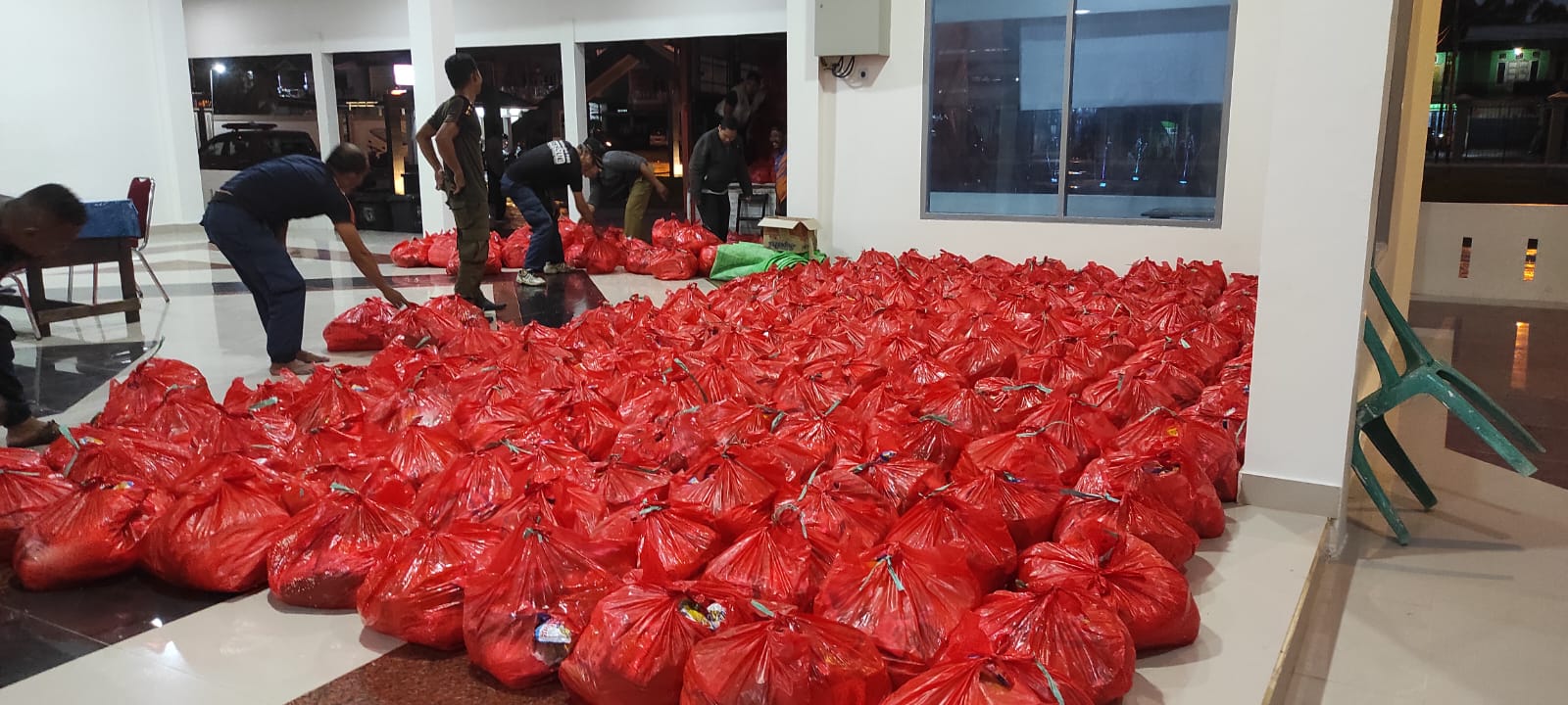 Pemprov Kalbar Salurkan Ribuan Paket Bantuan Untuk Warga Terdampak Banjir di Tiga Kabupaten dan Kota