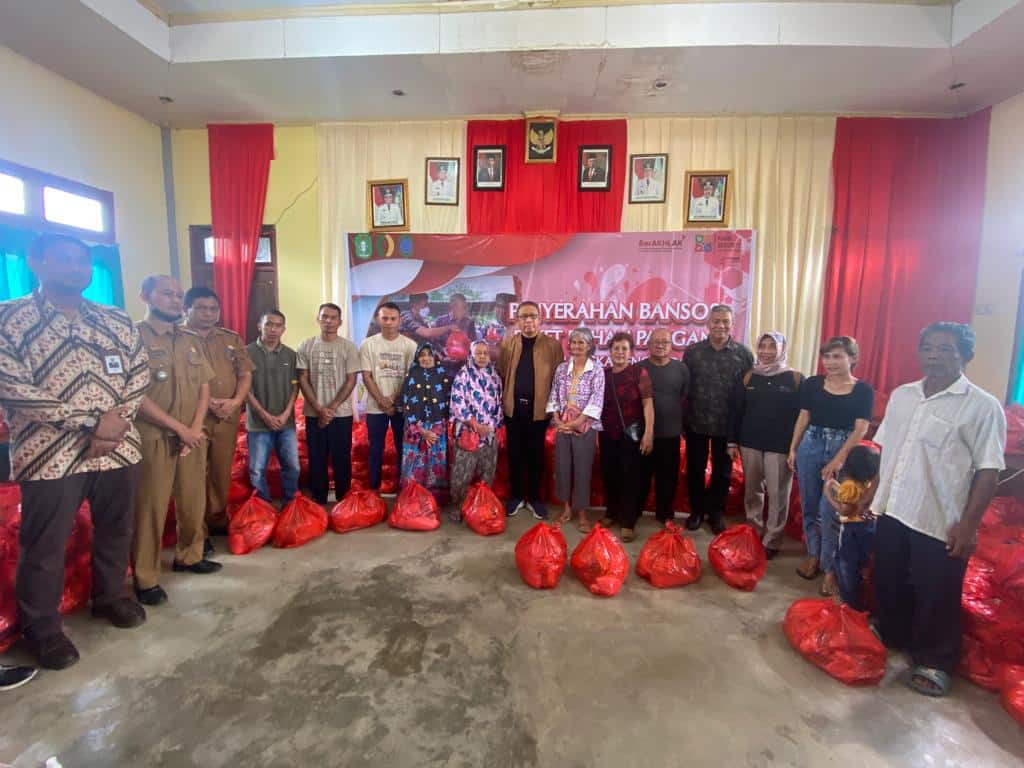 Serahkan Bantuan di Sekayam, Sutarmidji Tekankan Pentingnya Pendidikan Bagi Anak