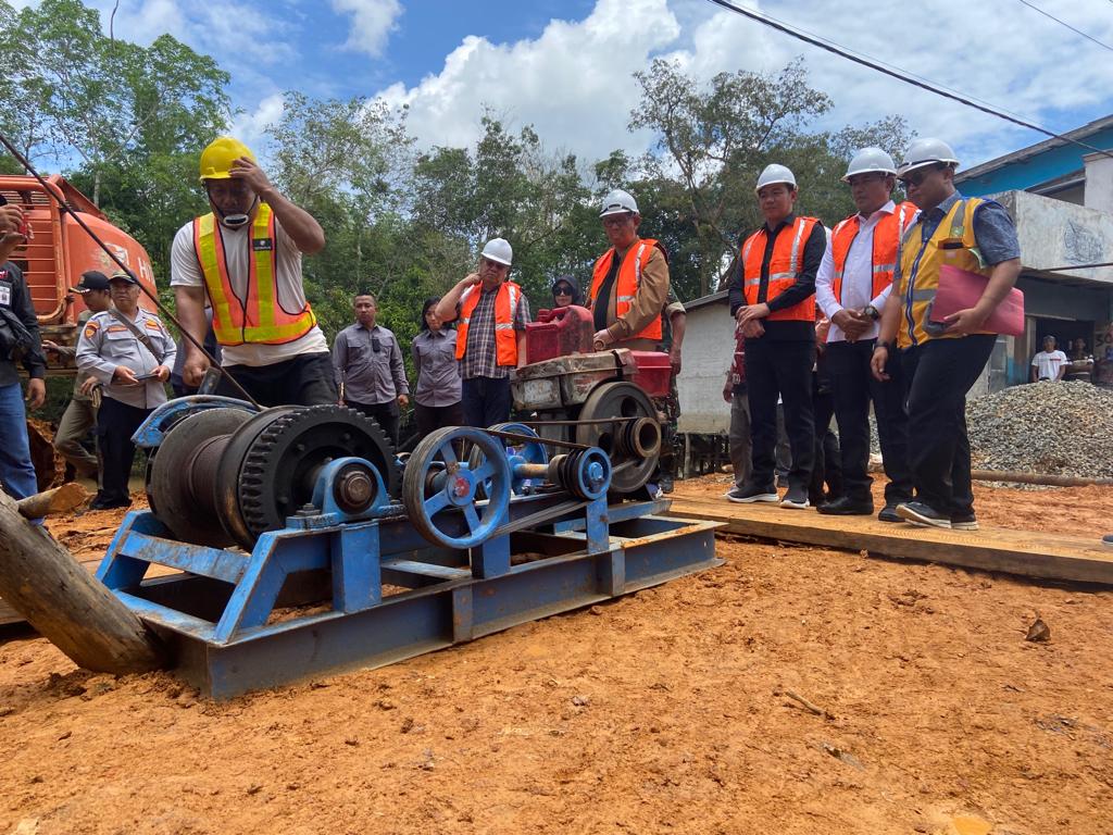 Kunker di Kapuas Hulu, Sutarmidji Salurkan Bantuan Hingga Pancang Tiang Jembatan