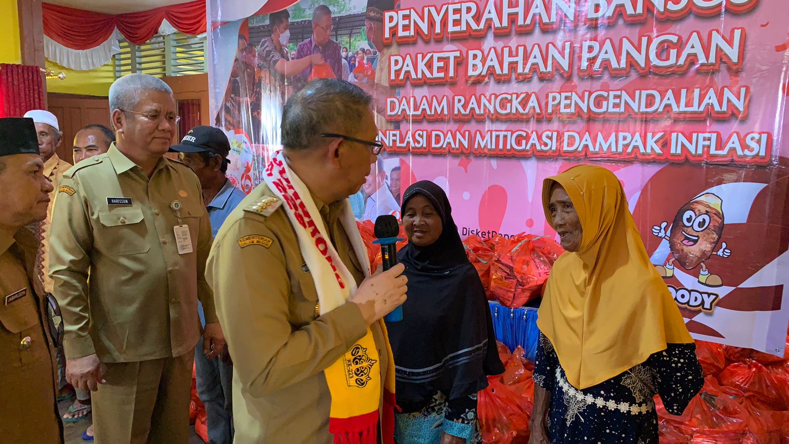 Hari Kedua Kunker, Gubernur Kalbar Serahkan Bansos Pangan di Kecamatan Jongkong dan Selimbau