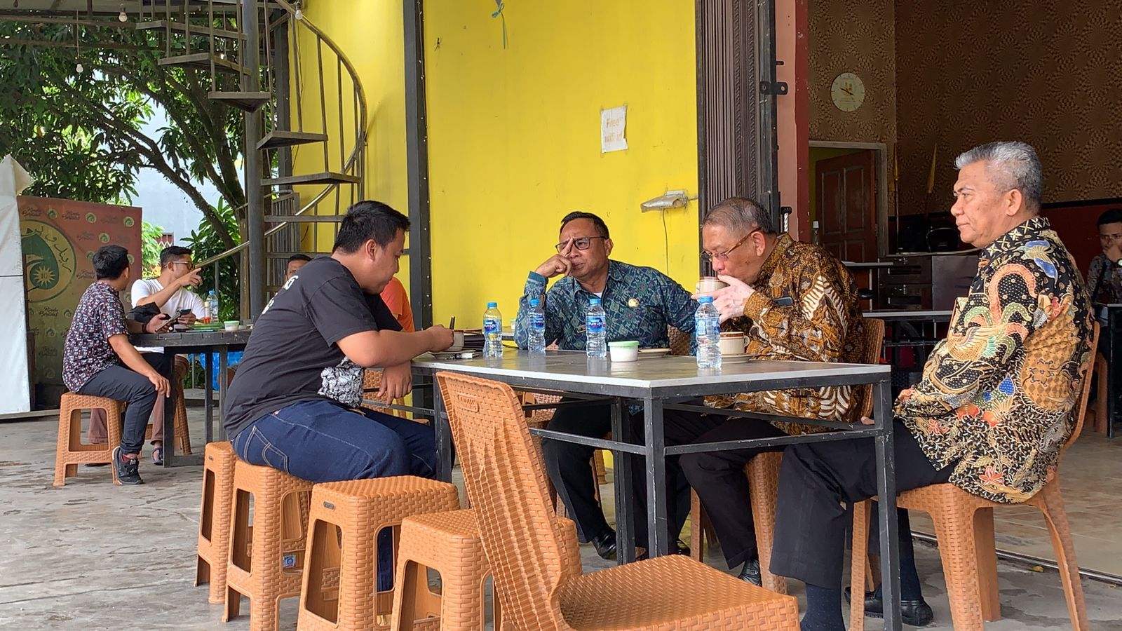 Nongkrong di Kawasan Dalam Kaum, Sutarmidji Ngopi Bareng Pangeran Sambas