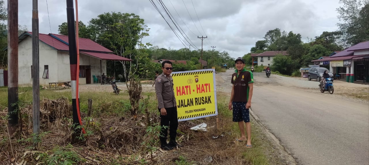 Cegah Laka Lantas, Bhabinkamtibmas Polsek Pengkadan Pasang Spanduk Imbauan