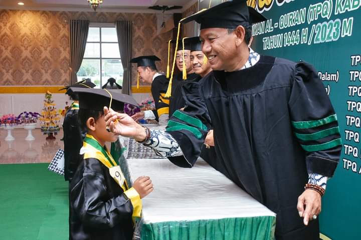 Wabup Farhan Ikut Mewisuda 305 Santri dari 26 TPQ se-Ketapang