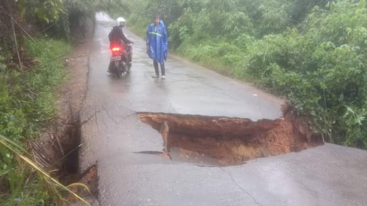 Hujan Deras, Satu Titik Ruas Jalan di Tumbang Titi Ketapang Amblas