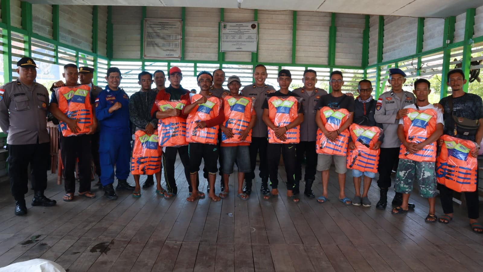 Antisipasi Kecelakaan di Perairan, Sat Polair Polres Kapuas Hulu Bagikan Life Jacket ke Driver Speedboat