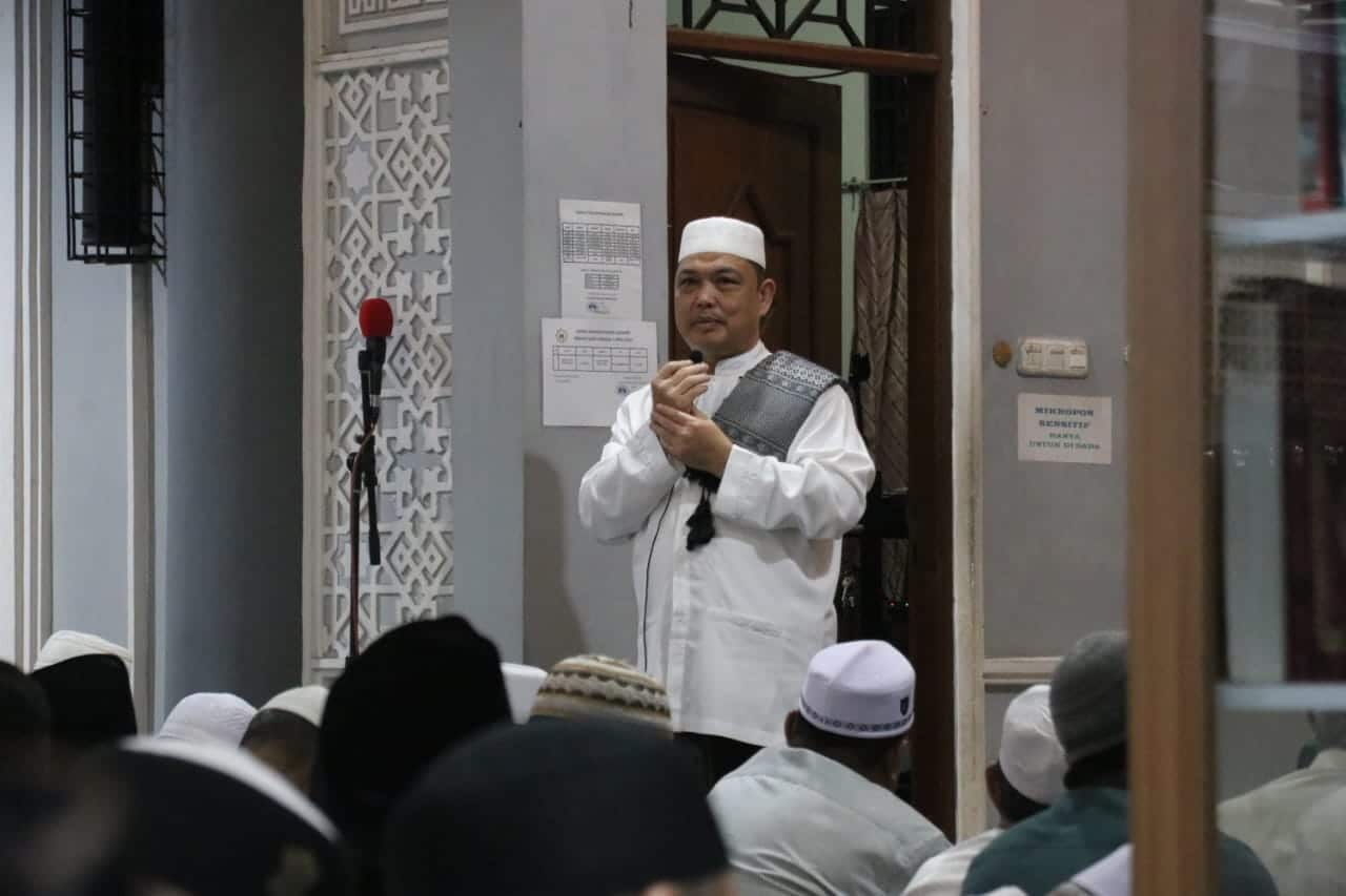 Memulai Ramadhan 1444 H, Wagub Norsan bersama Istri Sholat Tarawih di Masjid Dzakirin Pontianak