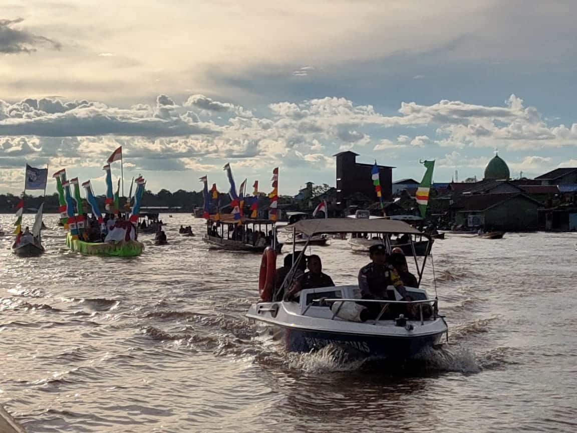 Sambut Ramadhan 1444 H, Polsek Jongkong Lakukan Pengamanan Pawai Sampan Hias