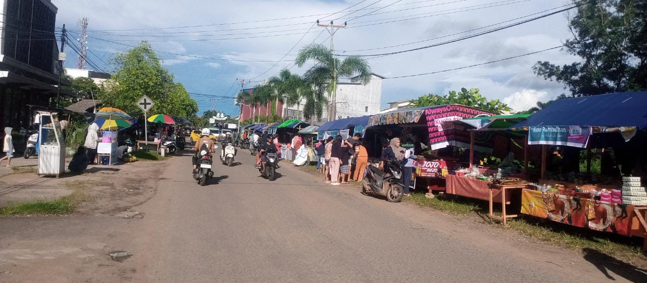 Hari Pertama Puasa, Warga Serbu Takjil di Pasar Juadah Ketapang 