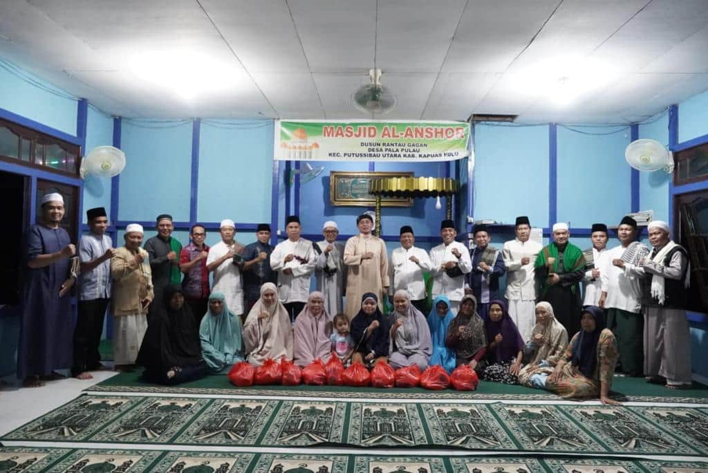 Safari Ramadhan ke Masjid Al-Anshor Desa Pala Pulau, Wakil Bupati Kapuas Hulu Serahkan Bantuan ke Masyarakat