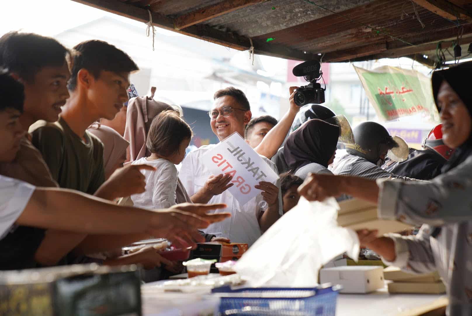 Aksi Wako Edi dan Evan "Hobby Makan" Borong dan Gratiskan Takjil
