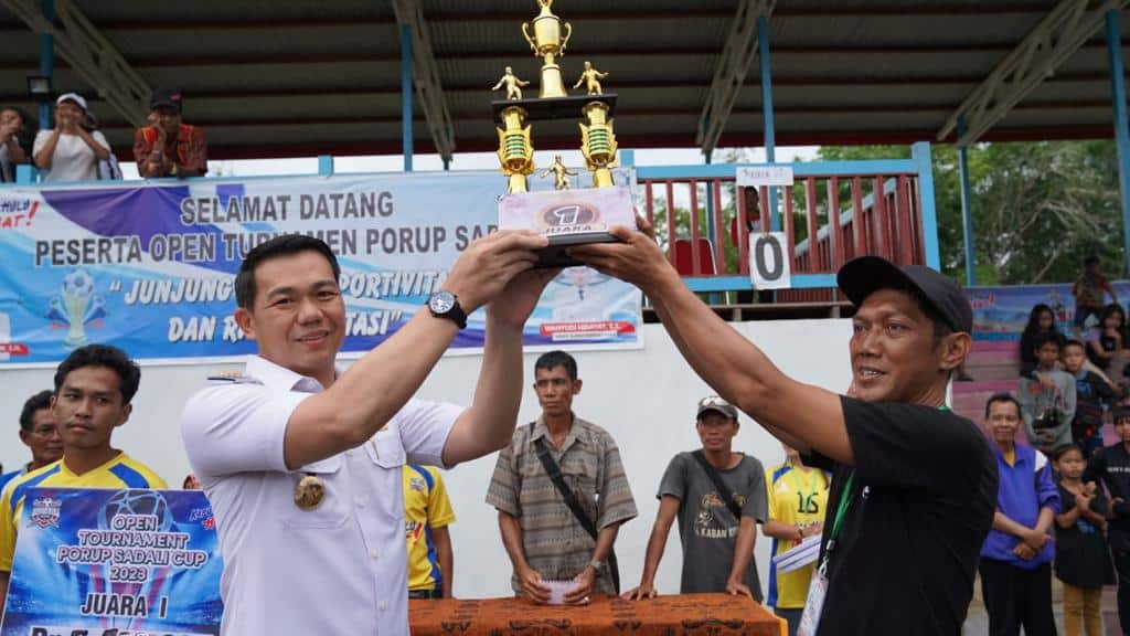 Bupati Kapuas Hulu Tutup Open Turnamen Porup Sedali Cup