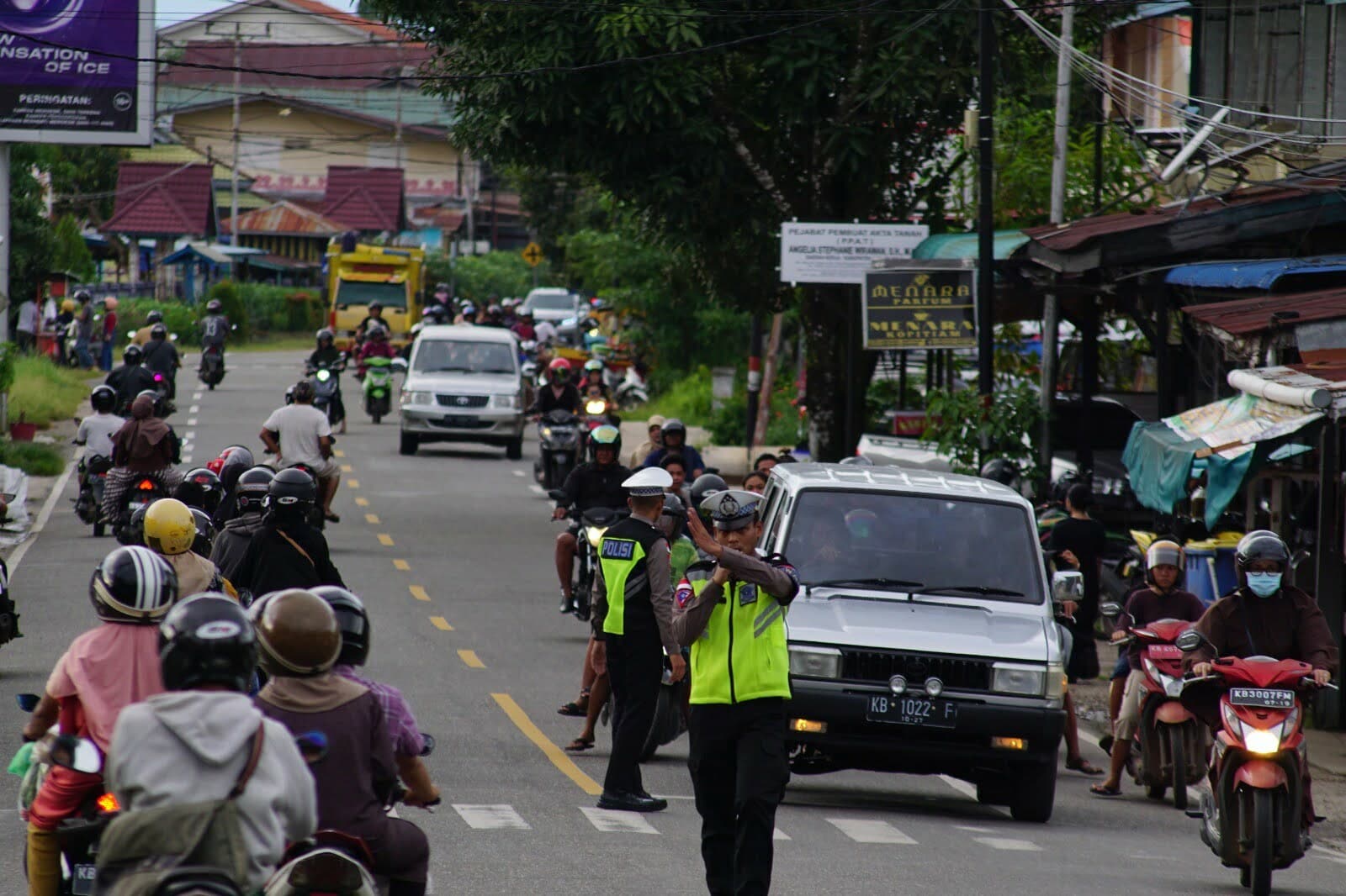 Pasar Juadah Ramai Dikunjungi, Personel Polres Kapuas Hulu Lakukan Pengamanan dan Pengaturan Lalu Lintas